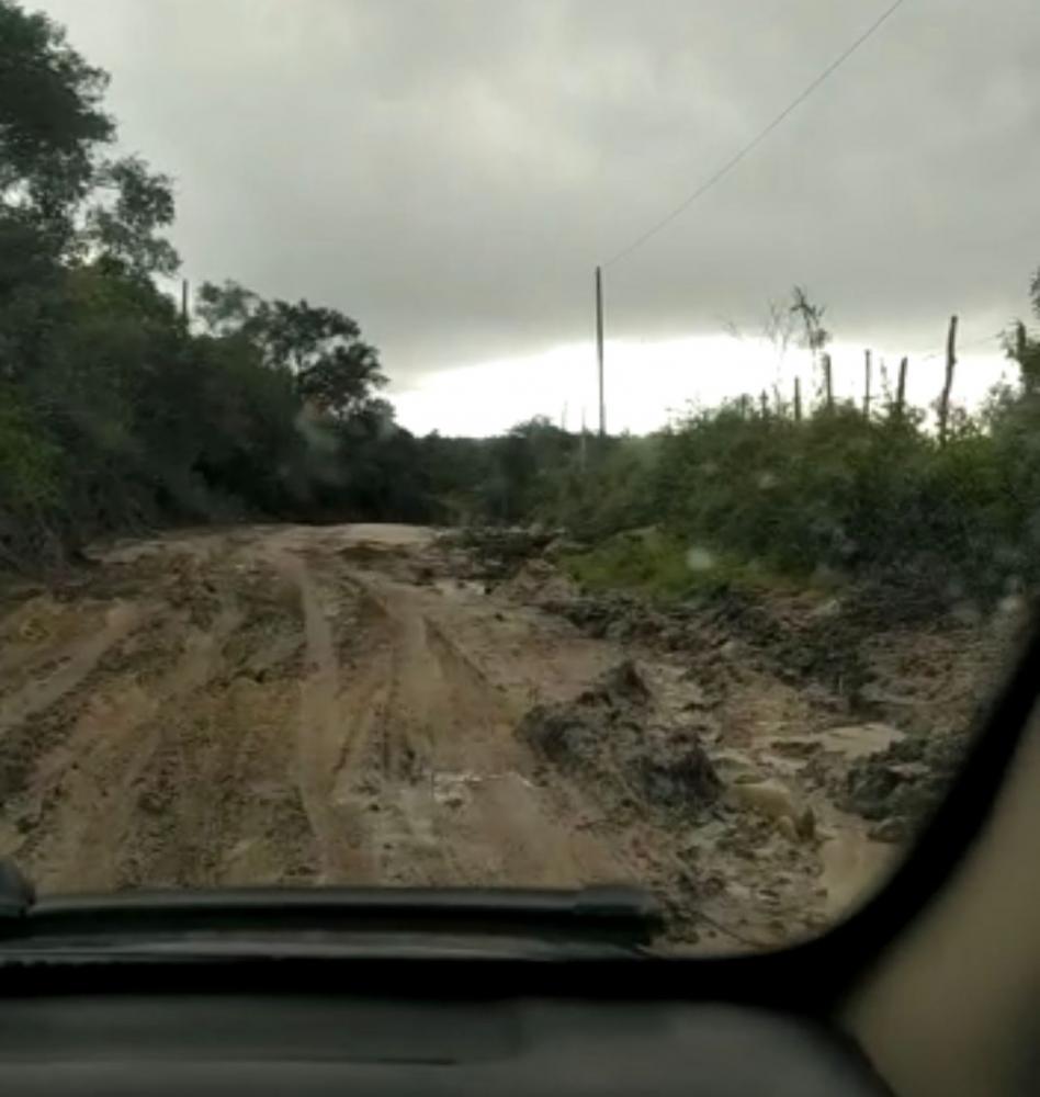 Moradores da zona rural reclamam da situação da estrada em Irará/Ba