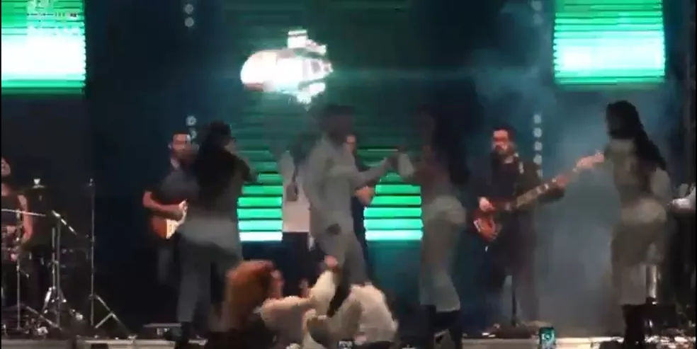 Joelma cai de palco em apresentação de festa junina na Bahia — Foto: Reprodução/Redes Sociais