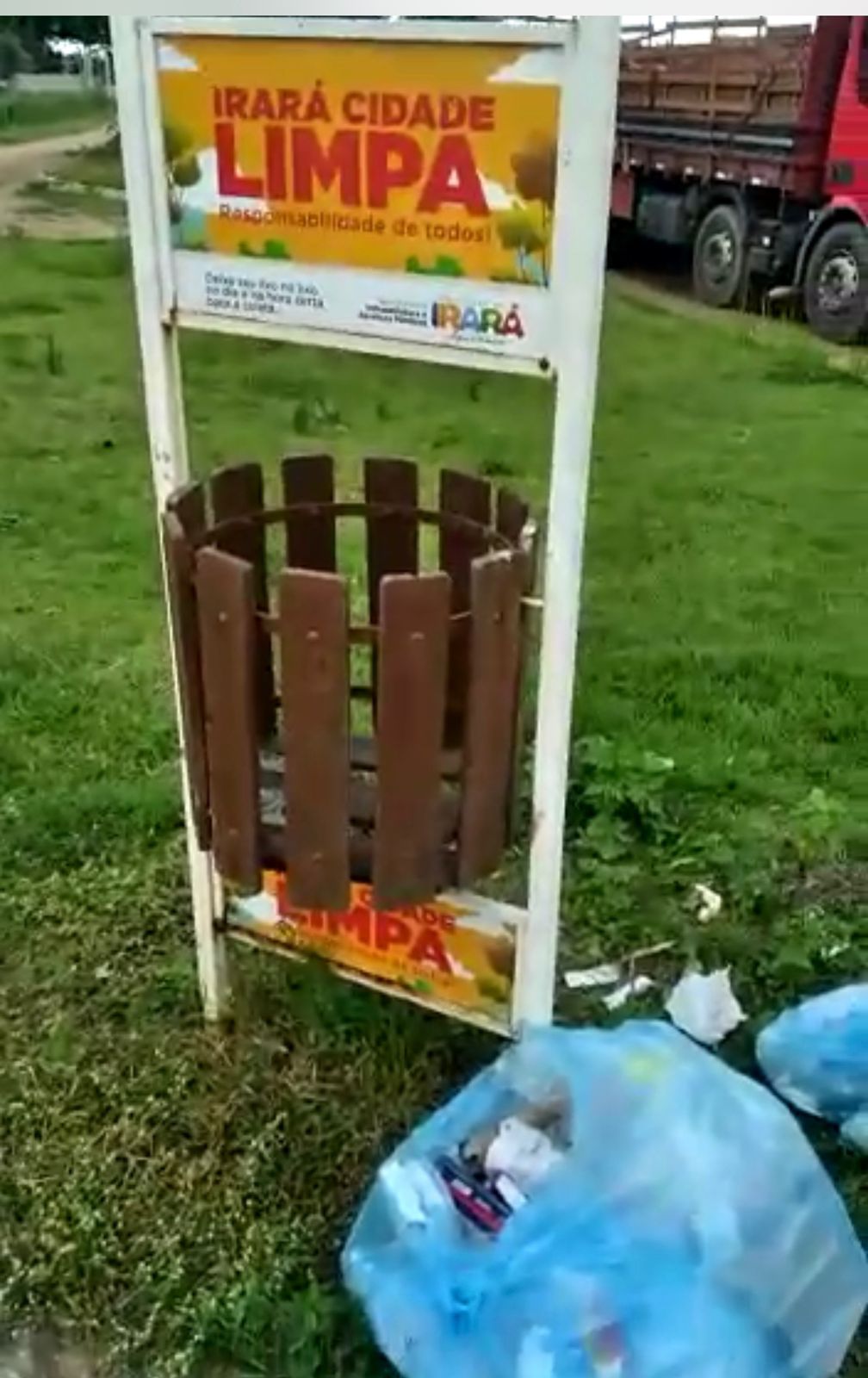 IRARÁ/BA: UM DESGOVERNO! FUNCIONÁRIOS DO PSF DO CORTE FAZ DESCARTE DO LIXO HOSPITALAR EM LOCAL IMPROPRIO