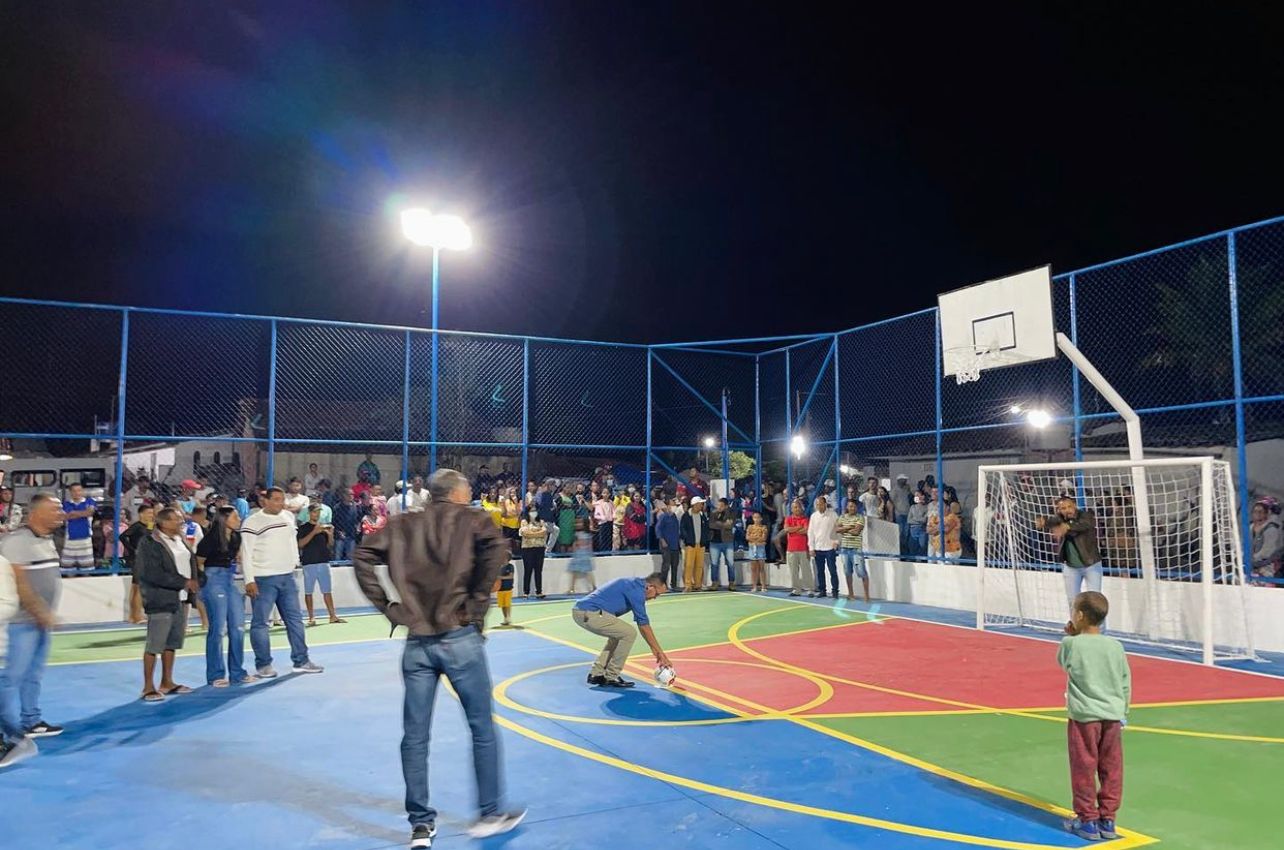 Santanópolis/Ba: PREFEITURA ENTREGA QUADRA POLIESPORTIVA NA SERRA DO CRUZEIRO