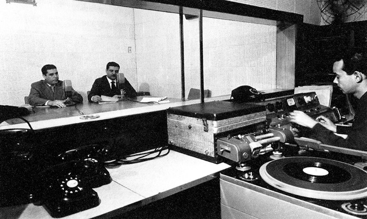 Gravação do “Repórter Esso” , com Heron Domingue