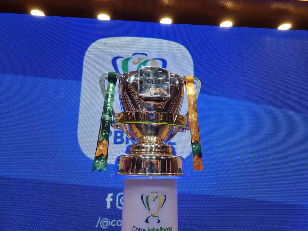 CBF exibe taça da Copa do Brasil antes de sorteio — Foto: Ronald Lincoln