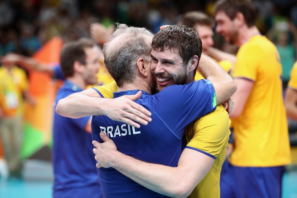 Foto: Bernardinho e Bruninho comemoram a conquista do ouro na Rio 2016. Em Paris, podem ser adversários — Foto: Mark Kolbe/GettyImages