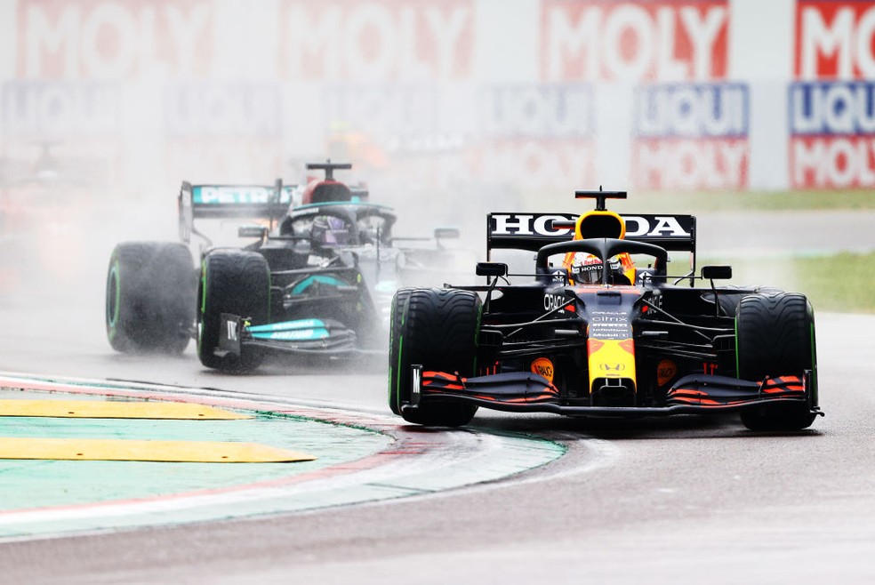 Max Verstappen ultrapassou Lewis Hamilton na largada do GP da Emilia-Romagna — Foto: Bryn Lennon / Getty Images