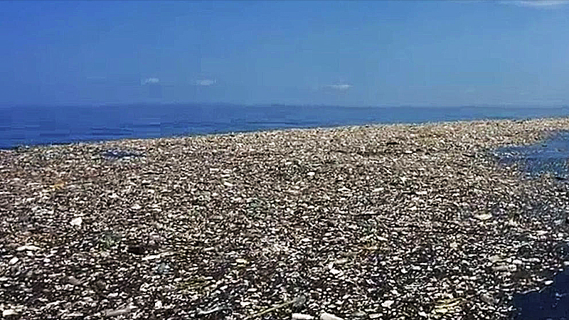 Ilha formada por lixo plástico no Oceano Pacífico Foto: Reprodução