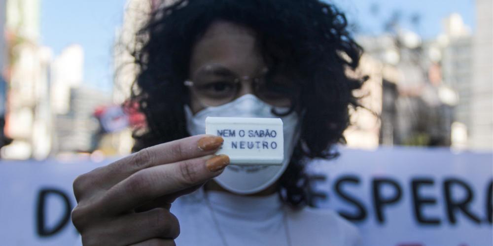 Nem o sabão é neutro”, de Paula Duarte.