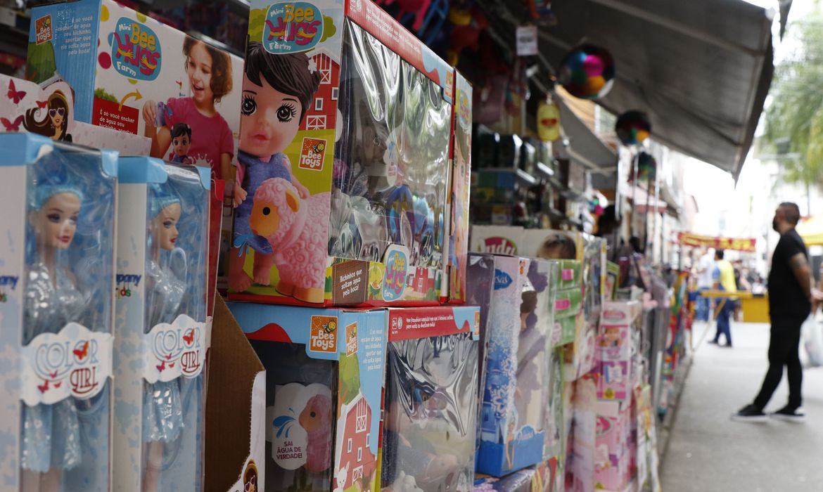 Movimento de vendas de brinquedos para o Dia das Crianças, comércio varejista nas ruas do Polo Saara, centro do Rio de Janeiro. Foto: Fernando Frazão