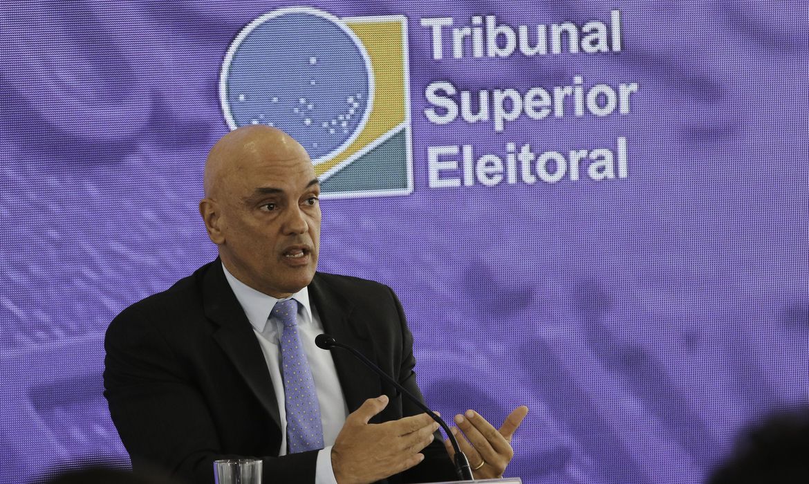 O presidente do Tribunal Superior Eleitoral, Alexandre de Moraes, comenta em coletiva de imprensa, o andamento das eleições gerais Foto: Fabio Rodrigues-Pozzebom