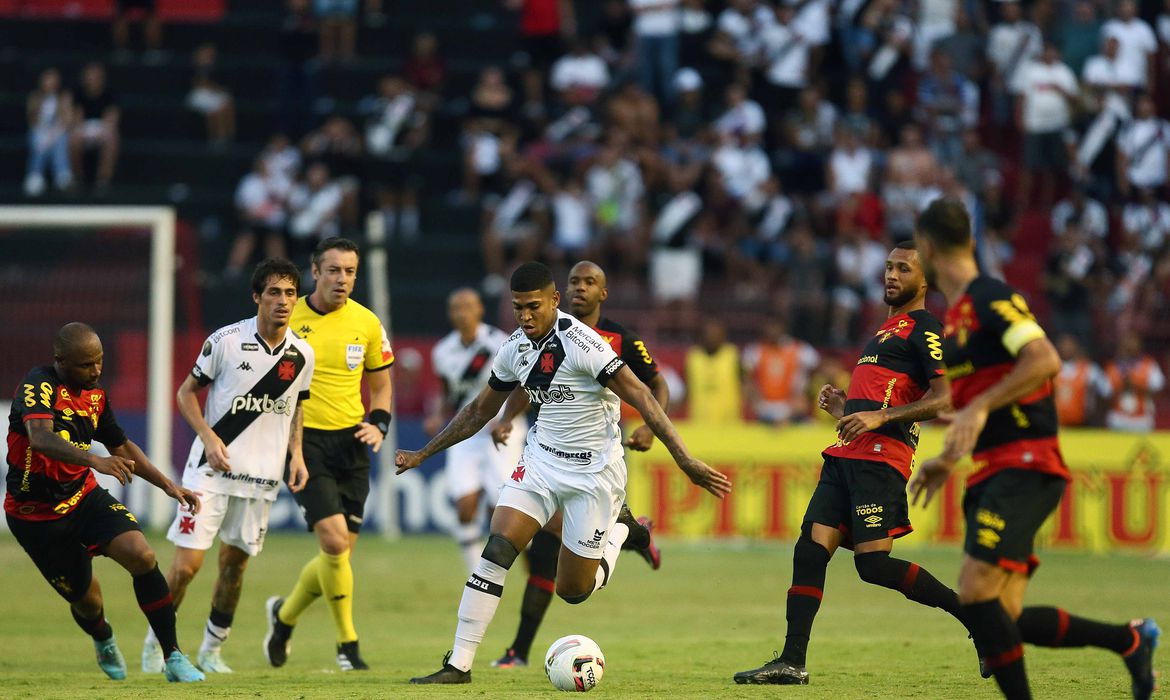 Lance da partida entre Vasco da Gama e Sport na Ilha do Retiro no Recife pelo Campeonato Brasileiro B em 16 de outubro de 2022. Foto: Daniel RAMALHO/VASCO