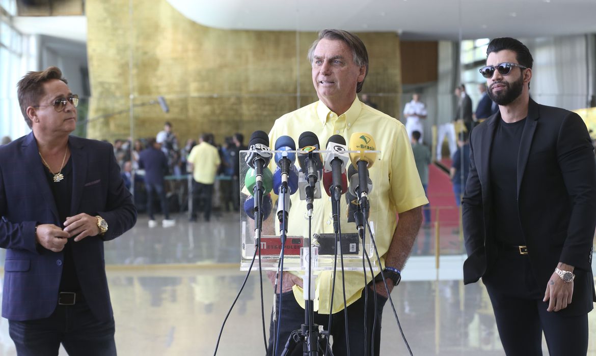 O candidato à reeleição pelo PL, Jair Bolsonaro, recebe no Palácio da Alvorada, os cantores sertanejos Leonardo e Gusttavo Lima. Foto: Antônio Cruz