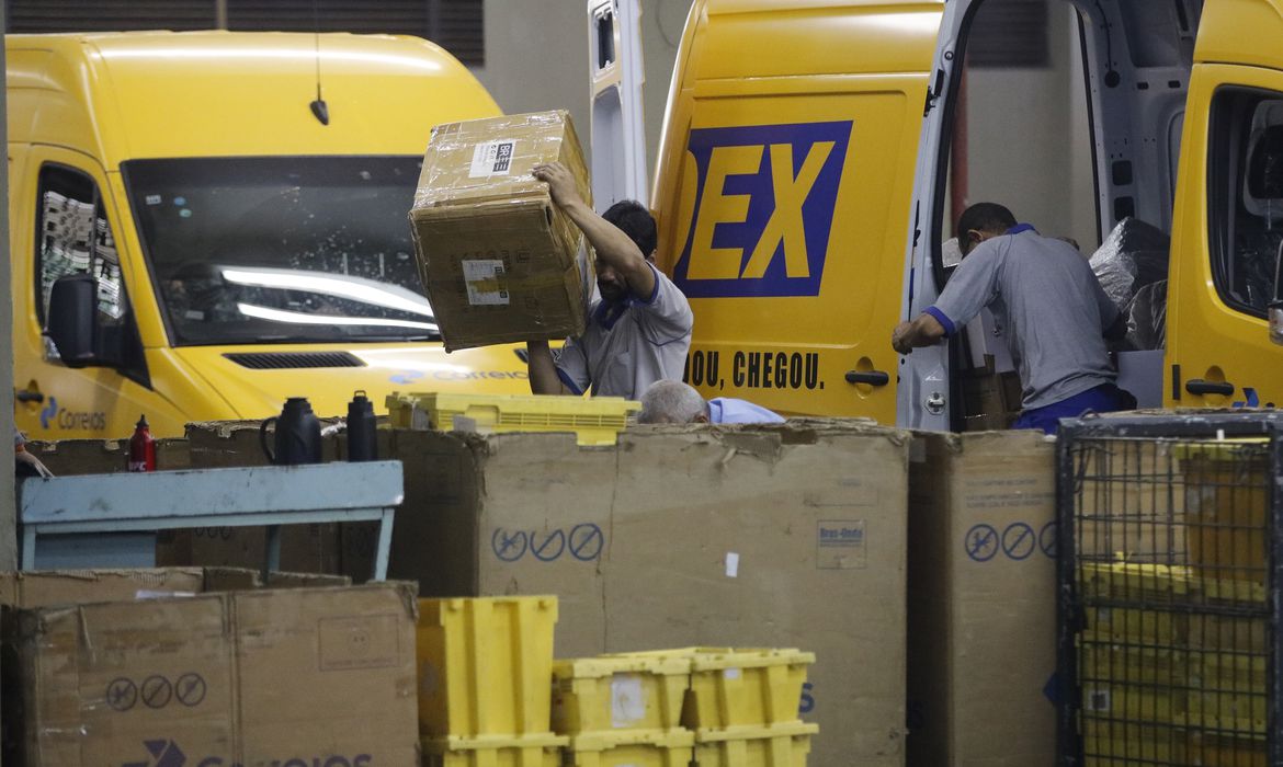 Movimento no Centro de Tratamento de Encomendas dos Correios, em Benfica Foto: Fernando Frazão