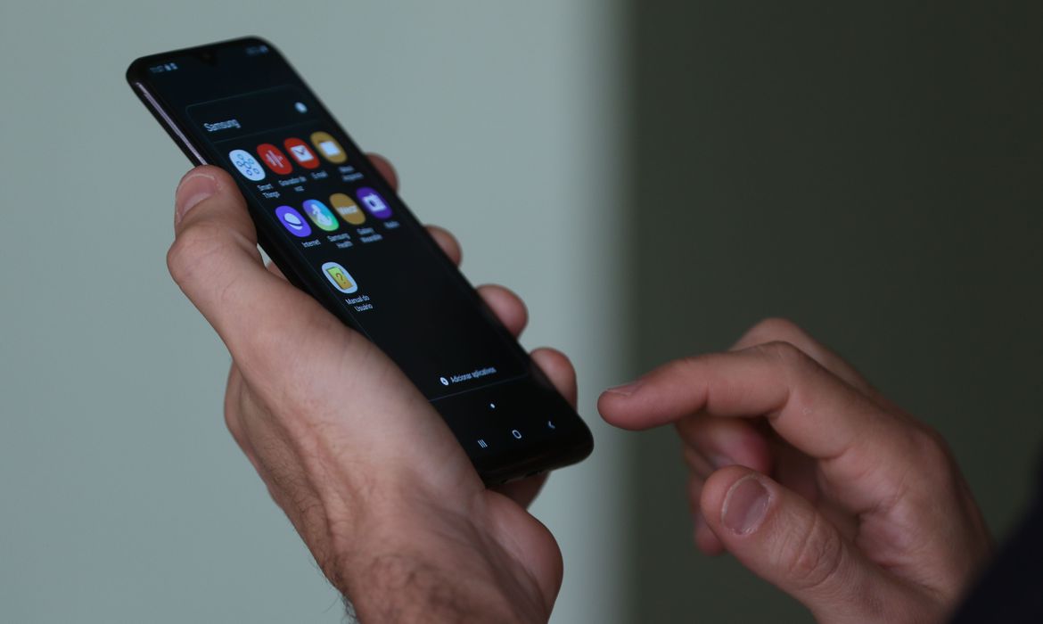 Smartphone, celular, em uso. Foto: Tânia Rêgo