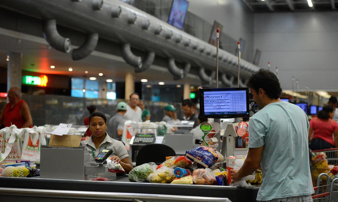 Vitória (ES) - Supermercados lotados e com filas nos caixas e na entrada funcionam em horário reduzido. (Tânia Rêgo/Agência Brasil)