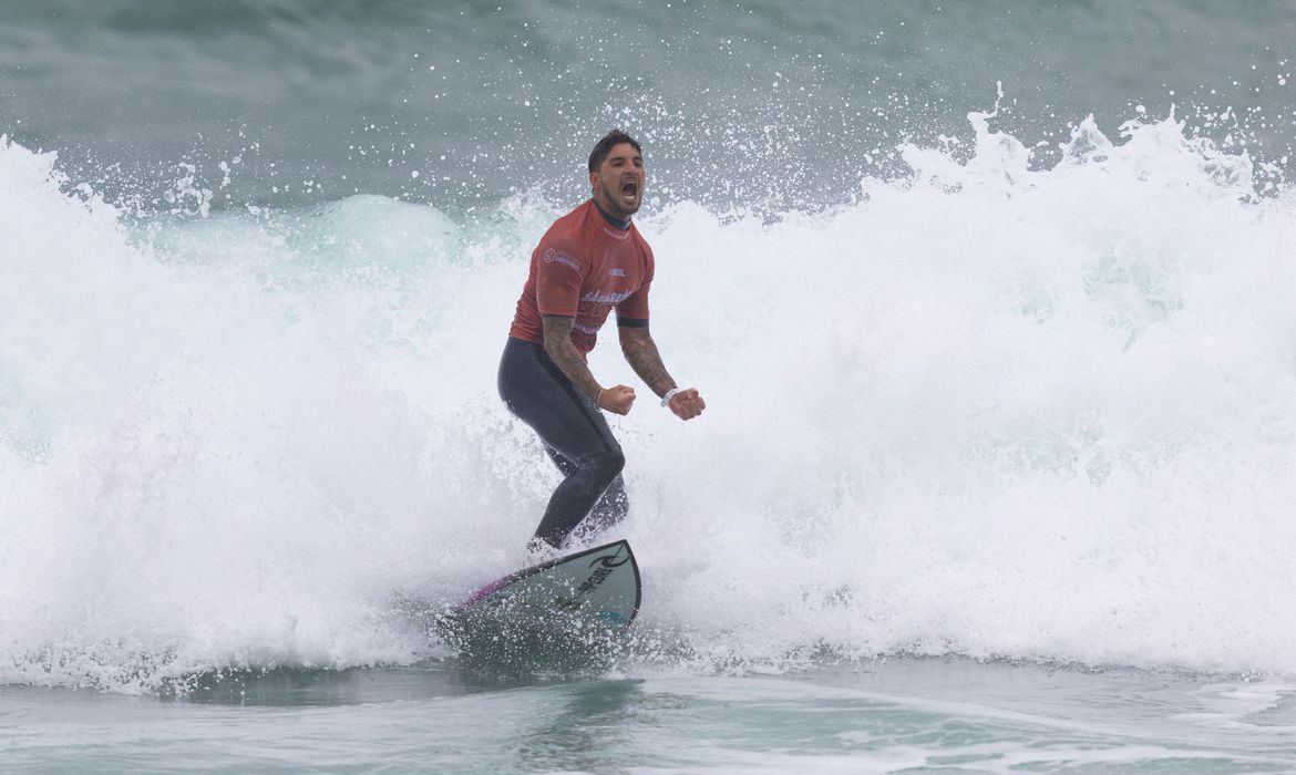 SAQUAREMA, RIO DE JANEIRO, BRAZIL - NOVEMBER 7: Three-time WSL Champion Gabriel Medina of Brazil surfs in Heat 1 of the Final at the Corona Saquarema Pro on November 7, 2022 at Saquarema, Rio de Janeiro, Brazil. (Photo by Daniel Smorigo/World Surf League)