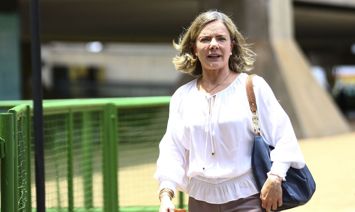A presidente do PT, Gleisi Hoffmann, chega ao Centro Cultural Banco do Brasil, onde será feita a transição de governo. Foto: Marcelo Camargo