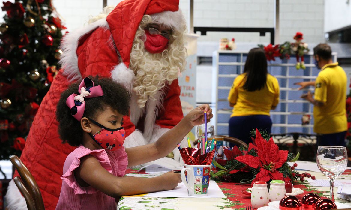 São Paulo - Emanuelly Vitória dos Santos, 7 anos, escreve uma carta com pedidos de Natal no lançamento da 32ª edição da Campanha Papai Noel dos Correios para o apadrinhamento das cartas escritas por crianças de escolas públicas, no edifício-sede dos Corre