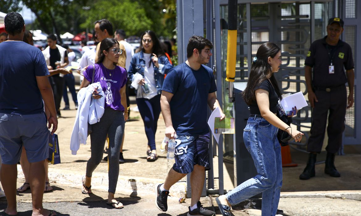 Candidatos comparecem a local de prova para a primeira etapa do Exame Nacional do Ensino Médio (Enem) 2022. Foto: Marcelo Camargo