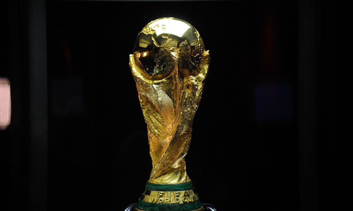 Depois de passar por cerca de 80 países, o troféu da Copa do Mundo de 2014 chegou ontem (21) ao Rio de Janeiro, aonde ficará exposta até o próximo dia 25 no Maracanã (Tânia Rêgo/Agência Brasil)
