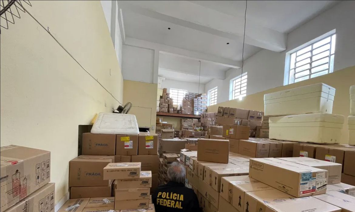 O combate a produtos falsificados e importados de forma irregular para o Brasil é o objetivo da Operação Autoimune nesta quinta-feira (18). A ação da Polícia Federal resulta do compartilhamento de informações entre a instituição e a Agência Nacional de Vi