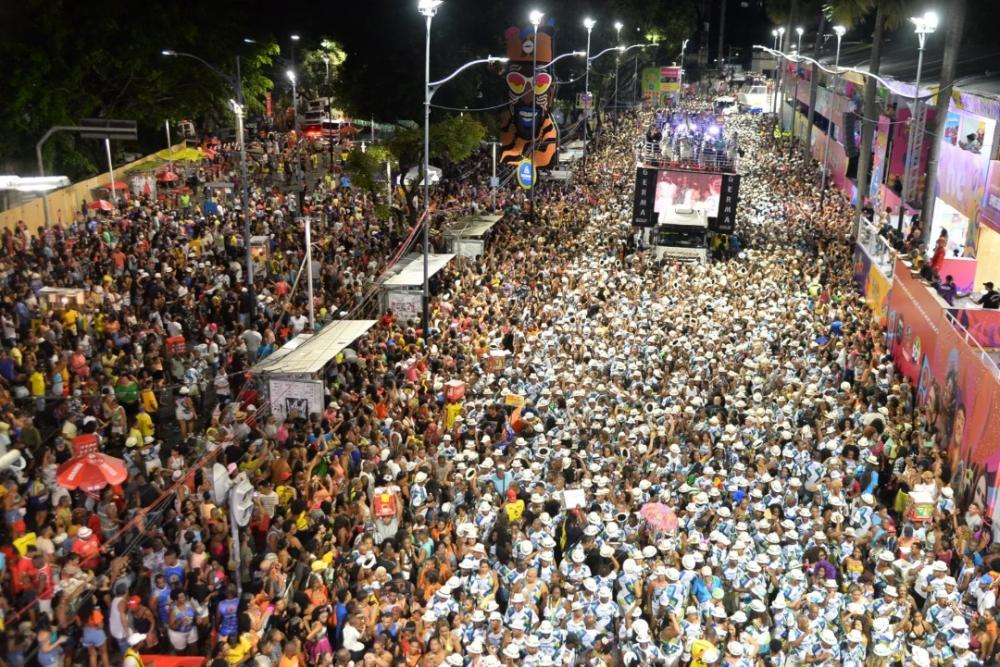 BLOCO ALERTA GERAL EM RITMO DE COMEMORAÇÃO DE 30 CARNAVAIS NA AVENIDA