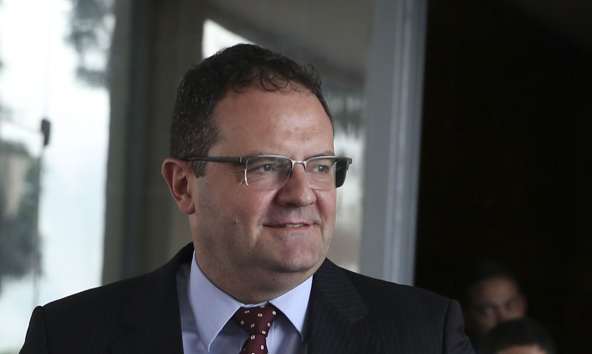 Integrante do governo de transição, o ex-ministro da Fazenda Nelson Barbosa, fala à imprensa, após encontro com o ministro da Economia Paulo Guedes. Foto: Valter Campanato