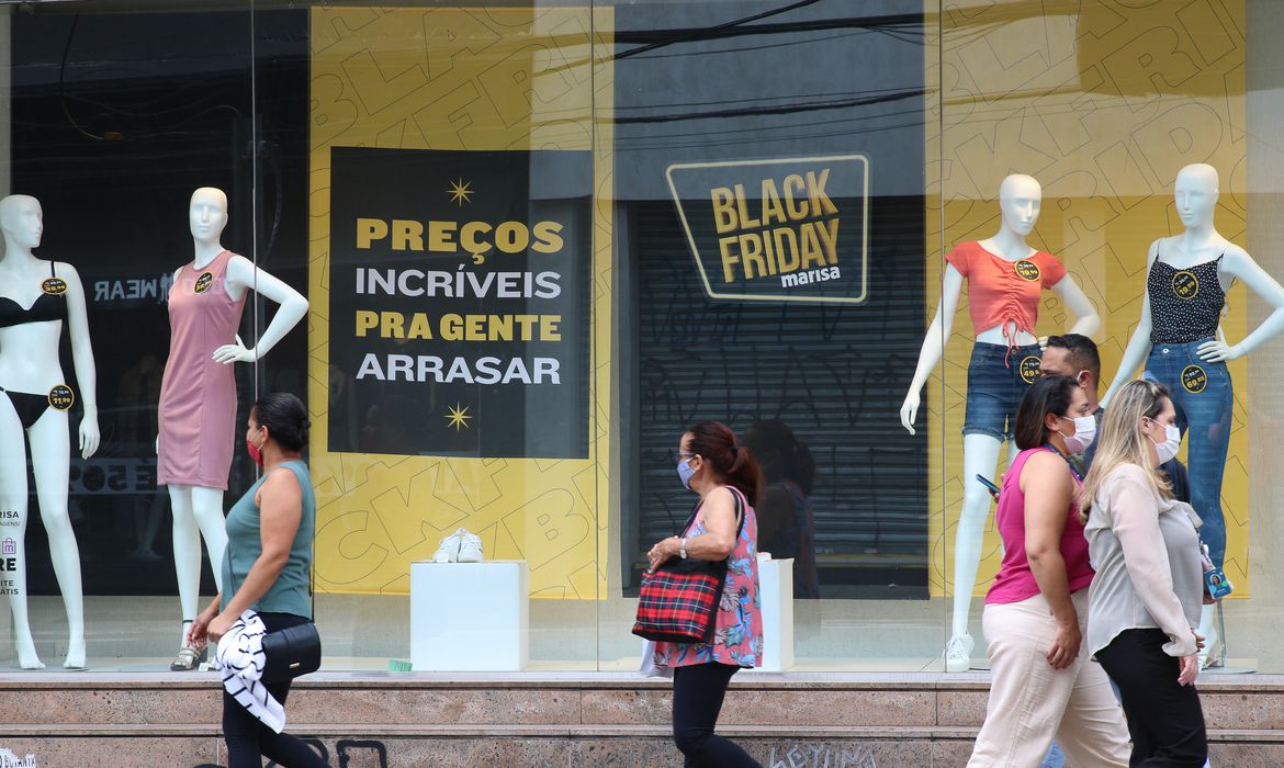São Paulo - Movimento no comércio na semana do Black Friday em Pinheiros. Foto: Rovena Rosa