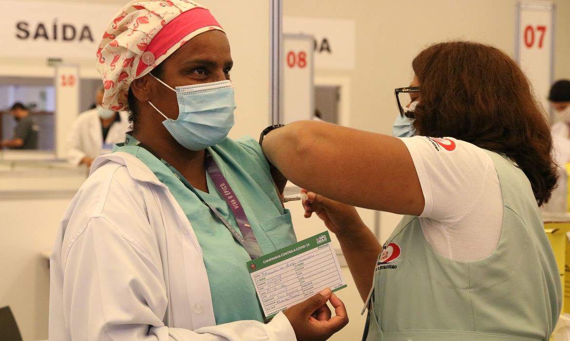 São Paulo - Vacinação contra covid-19 aos profissionais da saúde do Hospital das Clínicas, no Centro de Convenções Rebouças. Foto: Rovena Rosa