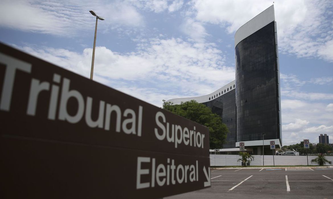 O TSE aumentou o esquema de segurança para acessar o prédio do tribunal neste domingo Foto: Jose Cruz
