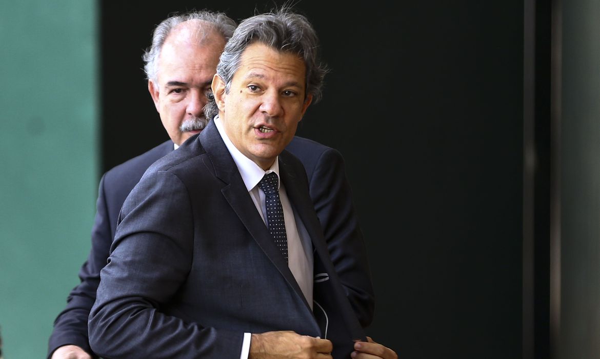 Fernando Haddad e Aloizio Mercadante chegam ao gabinete do governo de transição no Centro Cultural Banco do Brasil. Foto: Marcelo Camargo