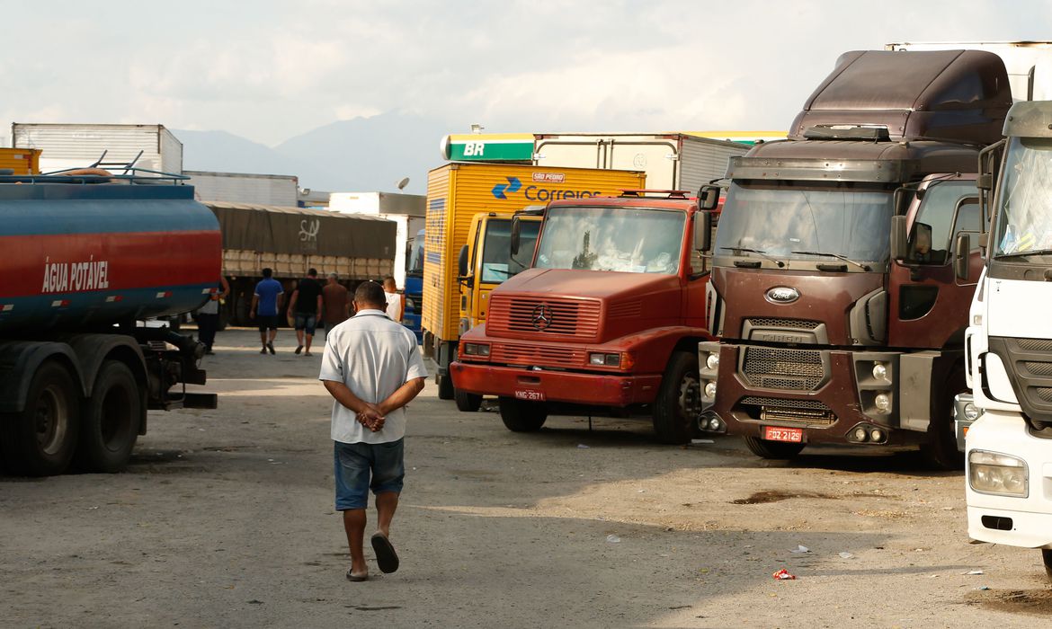 Caminhoneiros ainda ocupam trecho da Rodovia Presidente Dutra, em Seropédica, Rio de Janeiro. Foto: Tomaz Silva