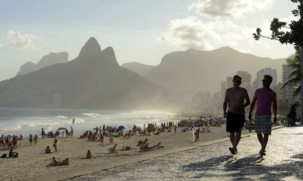 No dia mais frio do ano, cariocas e turistas vão à praia no Rio de Janeiro Foto: Tomaz Silva