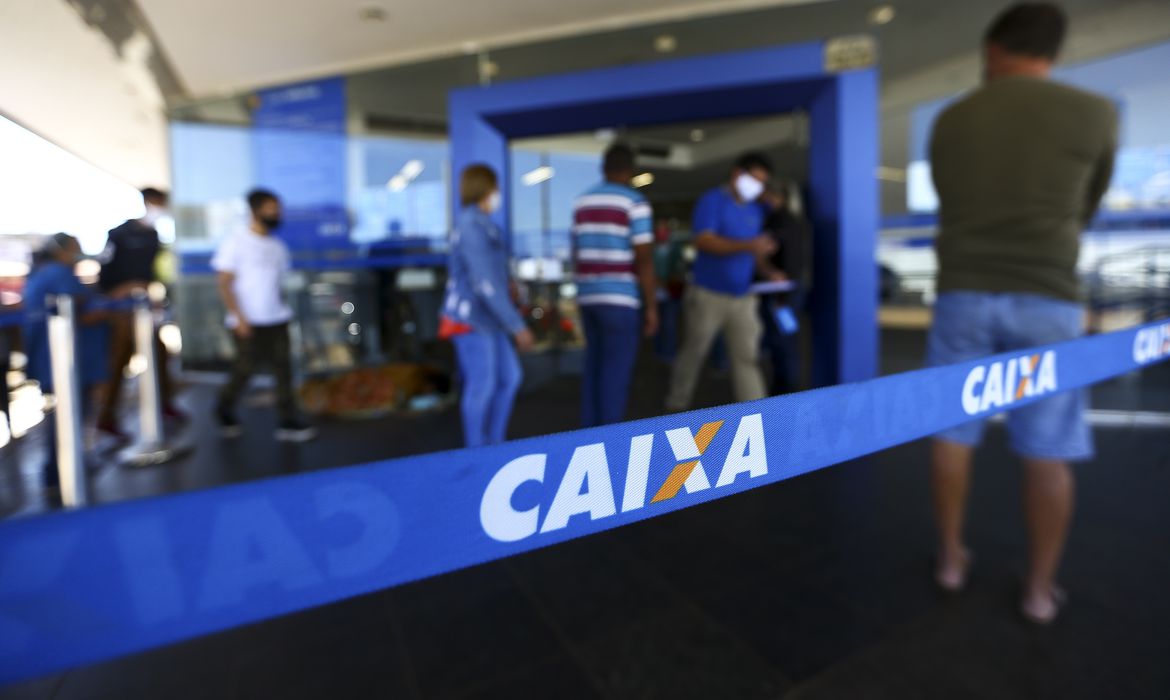 Fila para entrada em agência da Caixa, em Brasília. Foto: Marcelo Camargo