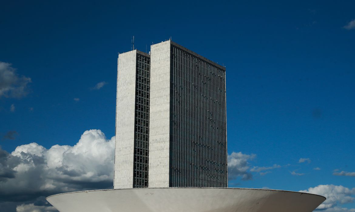 A cúpula menor, voltada para baixo, abriga o Plenário do Senado Federal. A cúpula maior, voltada para cima, abriga o Plenário da Câmara dos Deputados. Em votação relâmpago, a Câmara dos Deputados aprovou há pouco um decreto legislativo que eleva para R$ 4