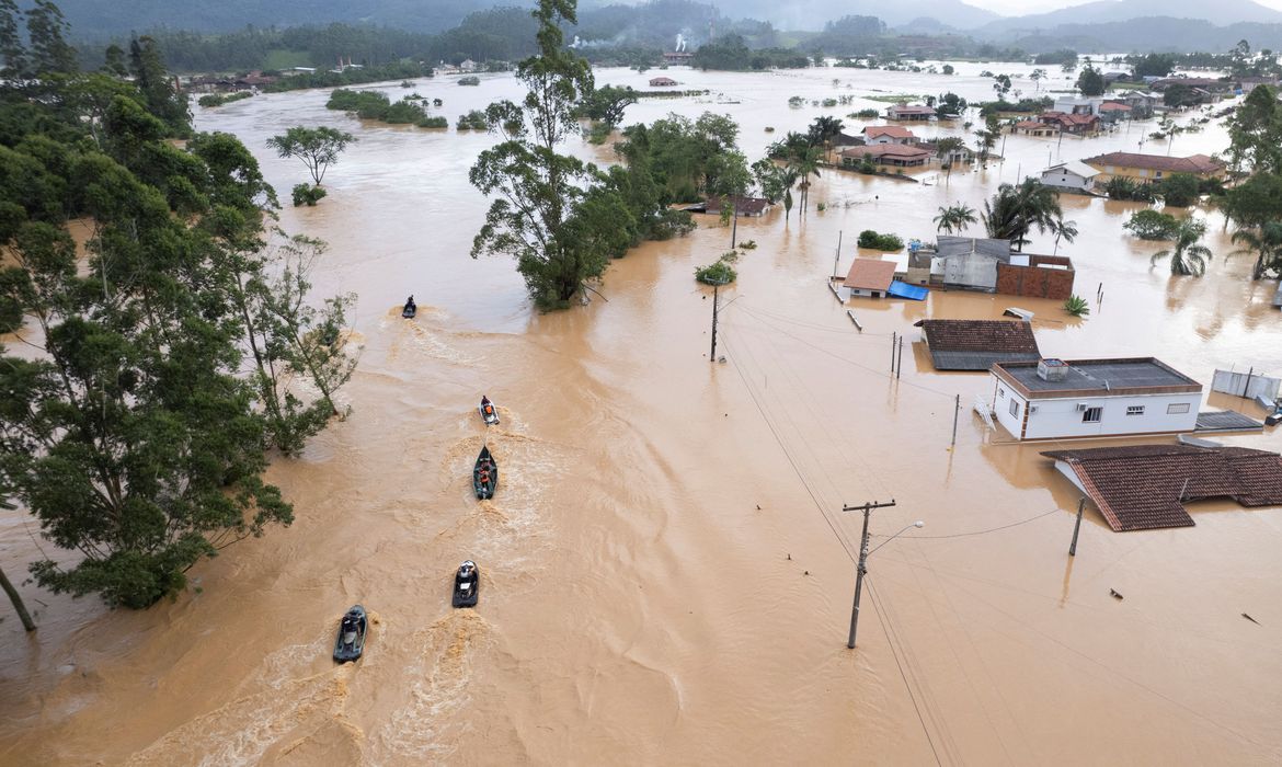 Volunteers search for residents after heavy rains in Canelinha, in Santa Catarina state, Brazil, December 1, 2022. REUTERS/Anderson Coelho