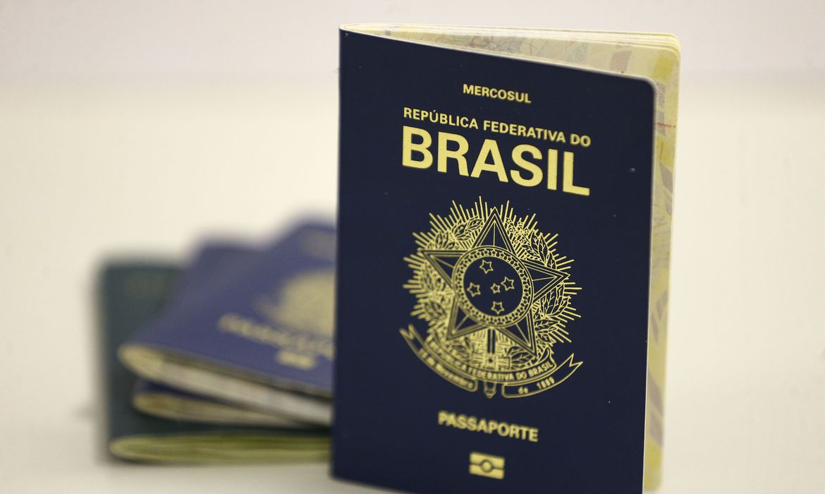 Passaporte brasileiro. Foto: Marcelo Camargo