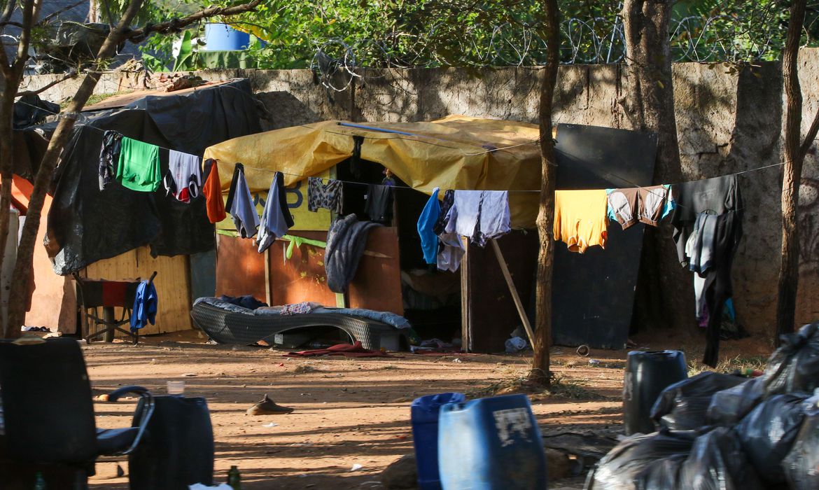 Pessoas em situação de rua acampadas pelo Plano Piloto de Brasília Foto: Fabio Rodrigues-Pozzebom