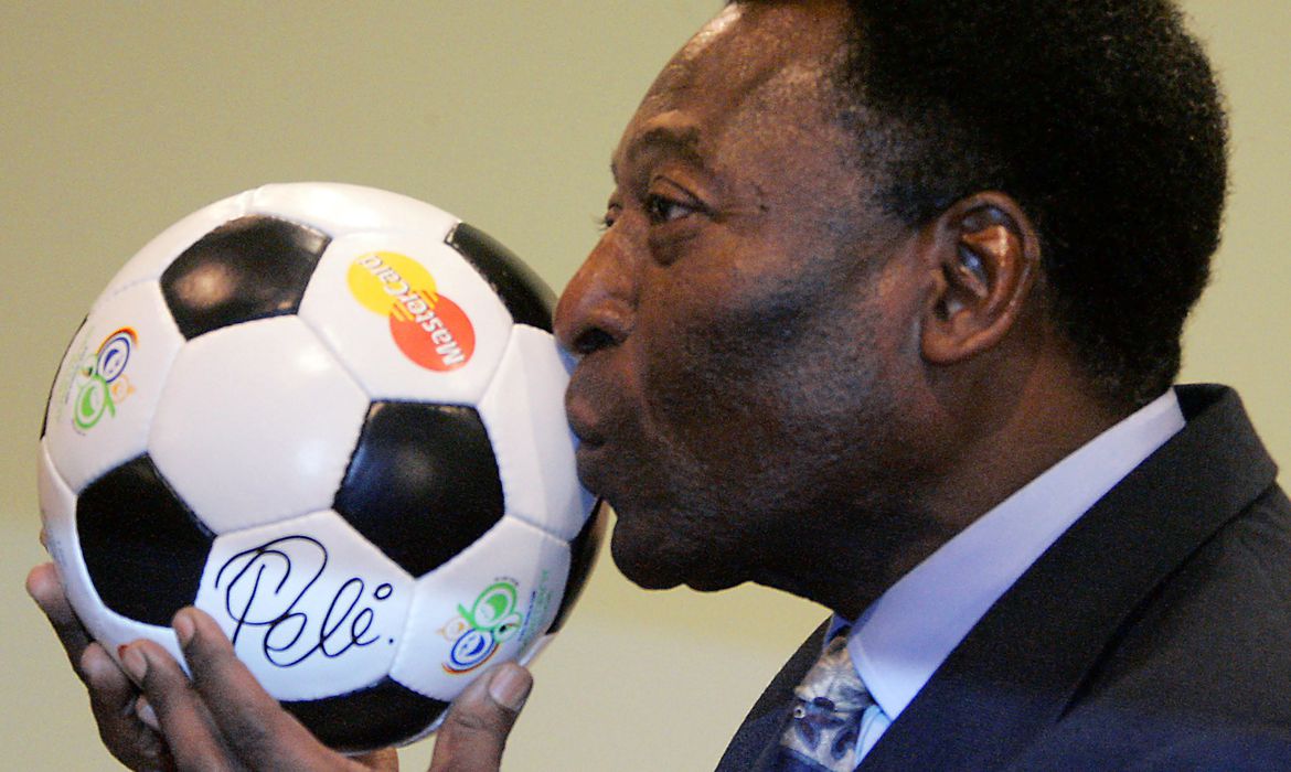Soccer legend Pele kisses a soccer ball at a press conference in Leipzig on the occasion of the German premiere of the autobiographical film 