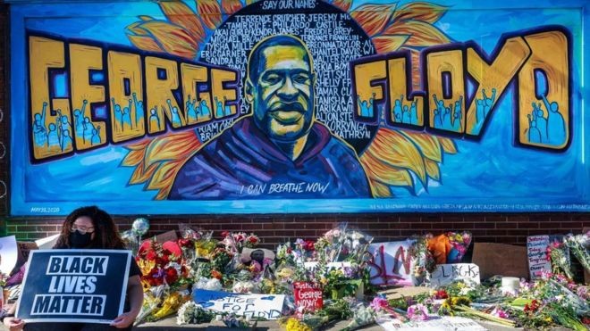 Flores deixadas em homenagem a George Floyd em Minneapolis (Foto: AFP via BBC)