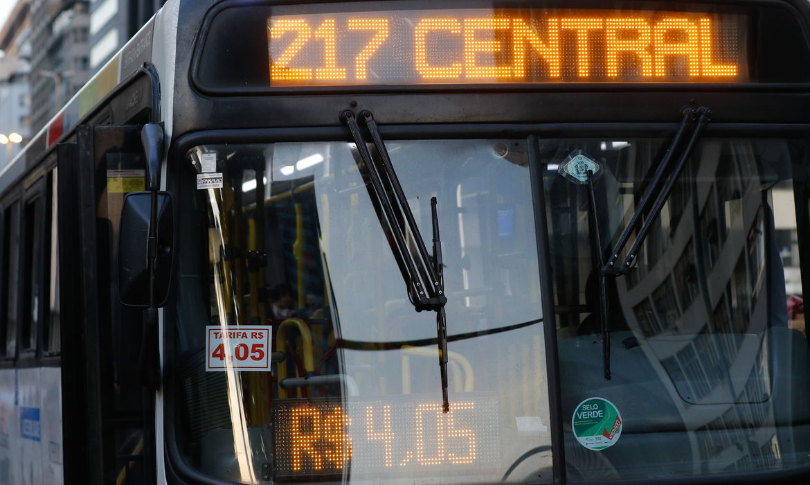 Rio de Janeiro - Ônibus do sistema público de transportes, no Centro do Rio. (Fernando Frazão/Agência Brasil)