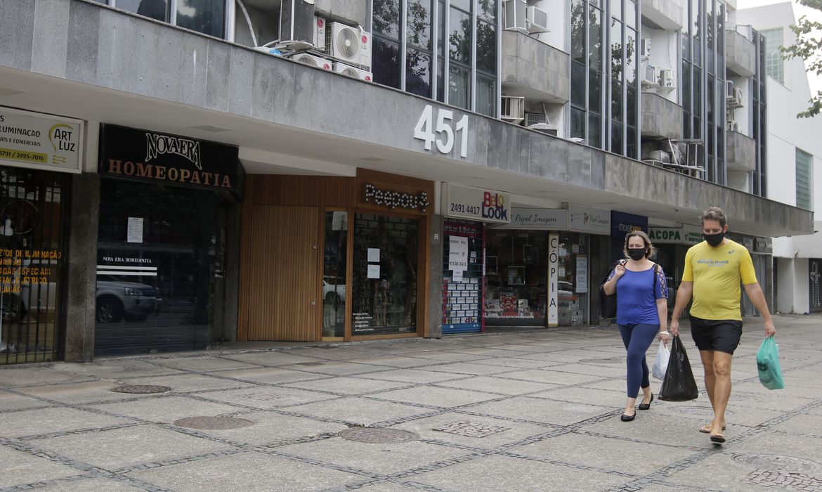 Rio de Janeiro - Centros comerciais da Barra da Tijuca ainda funcinam com restrições após decreto governo estadual que flexibiliza medidas de isolamento social pela pandemia do novo coronavírus (covid-19). (Fernando Frazão/Agência Brasil)