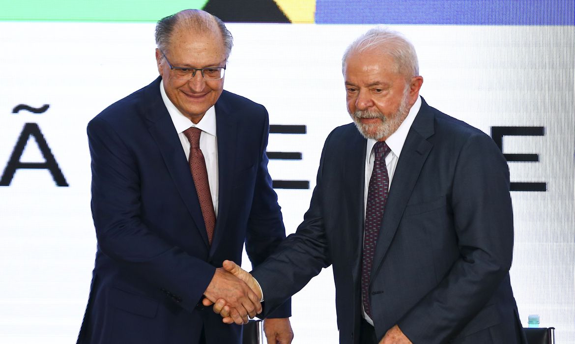 O vice-presidente da República, Geraldo Alckmin, e o presidente, Luiz Inácio Lula da Silva, durante solenidade de investidura no cargo de ministro do Desenvolvimento, Indústria, Comércio e Serviços (MDIC), no Palácio do Planalto. Foto: Marcelo Camargo
