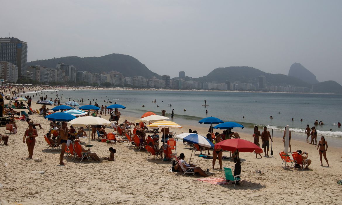Cariocas aproveitam manhã sábado com calor, para se refrescar e praticar esportes na praia de Copacabana. Foto: Fernando Frazão