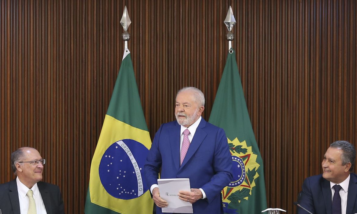 O vice-presidente, Geraldo Alckmin, o presidente Luiz Inácio Lula da Silva, e o ministro da Casa Civil, Rui Costa, participam da primeira reunião ministerial, no Palácio do Planalto Foto: José Cruz