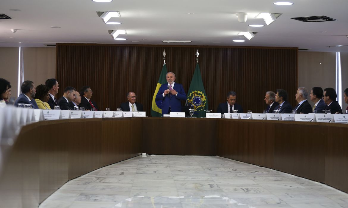 O presidente Luiz Inácio Lula da Silva coordena a primeira reunião ministerial de seu governo, no Palácio do Planalto Foto: José Cruz