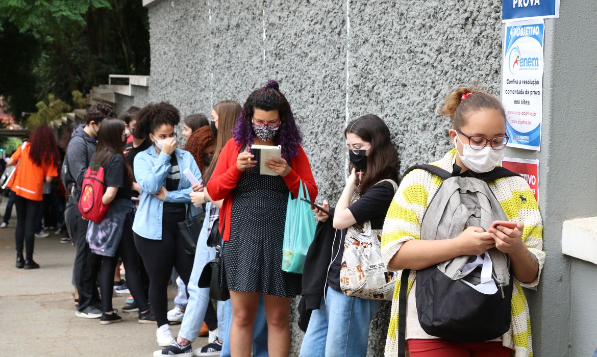São Paulo - Estudantes esperam a abertura dos portões no primeiro dia de provas do Exame Nacional do Ensino Médio - Enem, na Universidade Presbiteriana Mackenzie.Foto: Rovena Rosa