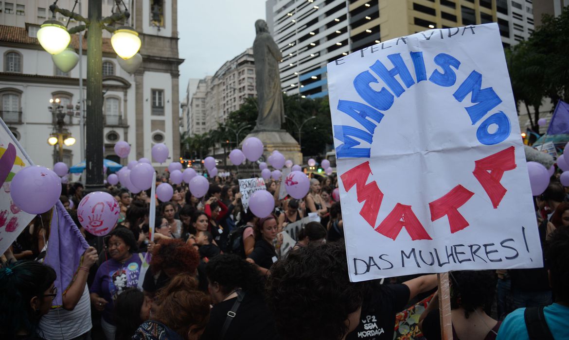 Rio de Janeiro - Mulheres fazem caminhada em solidariedade às manifestações feministas na América Latina, que tem países com alta taxa de feminicídio, segundo a ONU (Fernando Frazão/Agência Brasil)