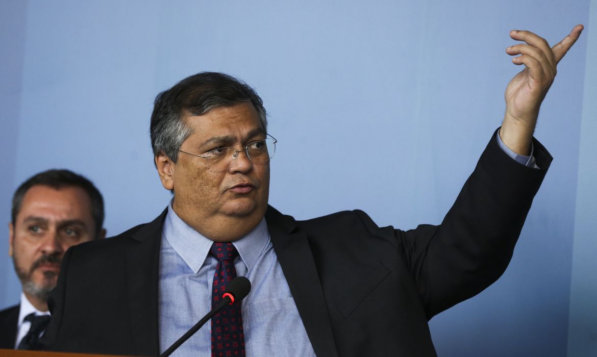 O diretor-geral da Polícia Federal, Andrei Passos, e o ministro da Justiça e Segurança Pública, Flávio Dino, durante a cerimônia em homenagem aos profissionais envolvidos na operação de garantia da democracia e preservação do estado de direito no Pais Fo