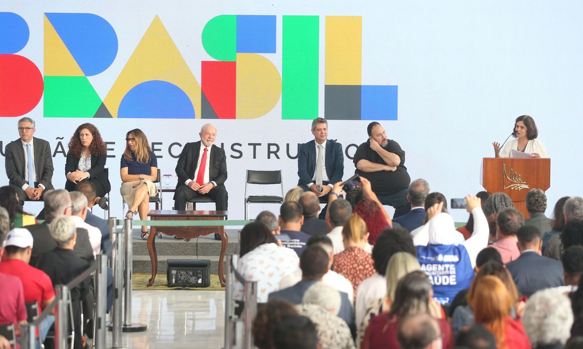E/D. Ministro da Secretaria de Rel. Institucionais da Presidência da. República, Alexandre Padilha,  ministra da Gestão: economista Esther Dweck, primeira Dama Janja Lula da Silva, Presidente Luiz Inácio Lula da Silva, ministra da Saúde, Nísia Trindade, m