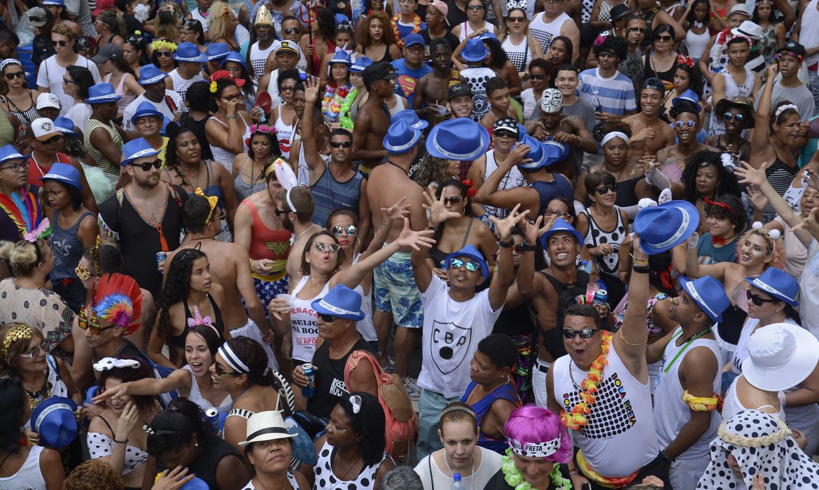 Rio de Janeiro - O Cordão da Bola Preta, mais antigo bloco em atividade no Rio de Janeiro, faz desfile comemorativo de seu centenário no centro da cidade (Tânia Rêgo/Agência Brasil)