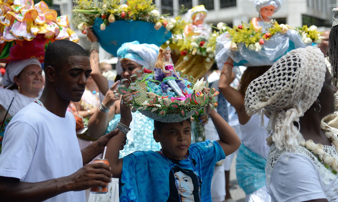 Rio de Janeiro - Devotos de Iemanjá fazem festa em celebração ao seu dia no centro da capital fluminense. (Tomaz Silva/Agência Brasil)
